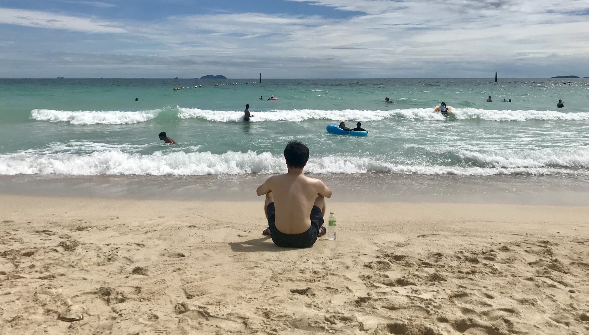 海を眺めるパヤ